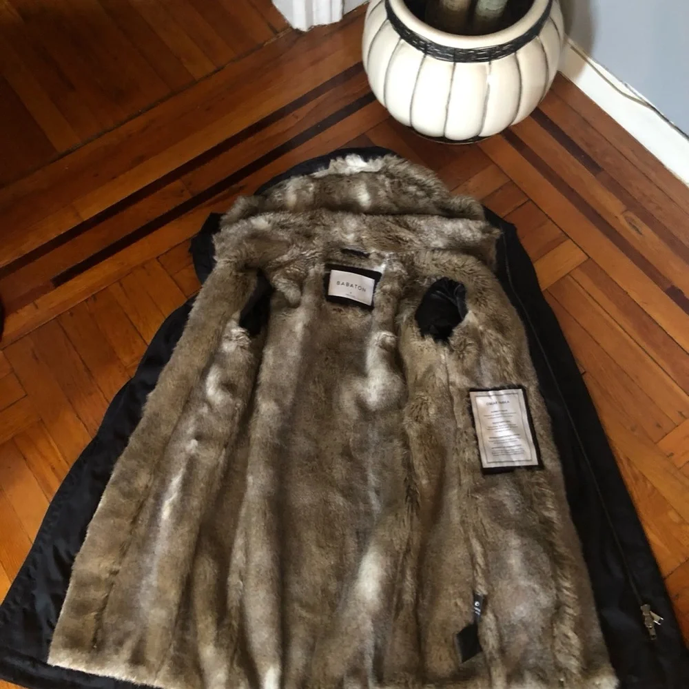 Aritzia-Babaton
Oskar Parka - Picture 11 of 16